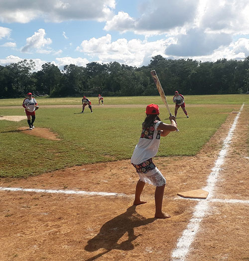 Las Diablillas at bat