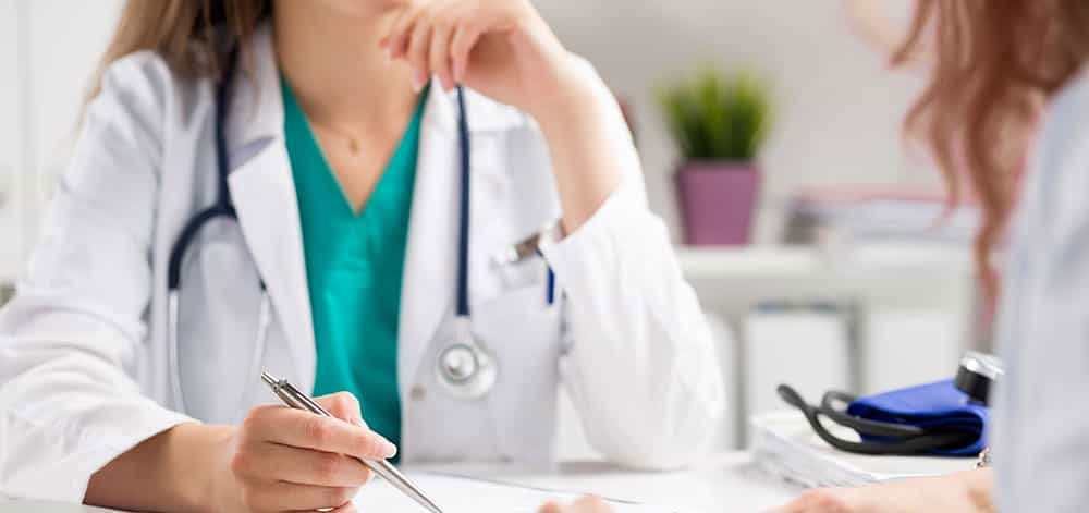 Dr-consulting-with-patient