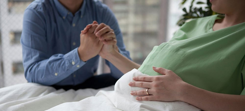 Woman pregnant in bed