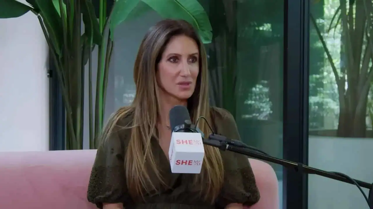 Dr. Thais Aliabadi speaking into a microphone during a professional event.
