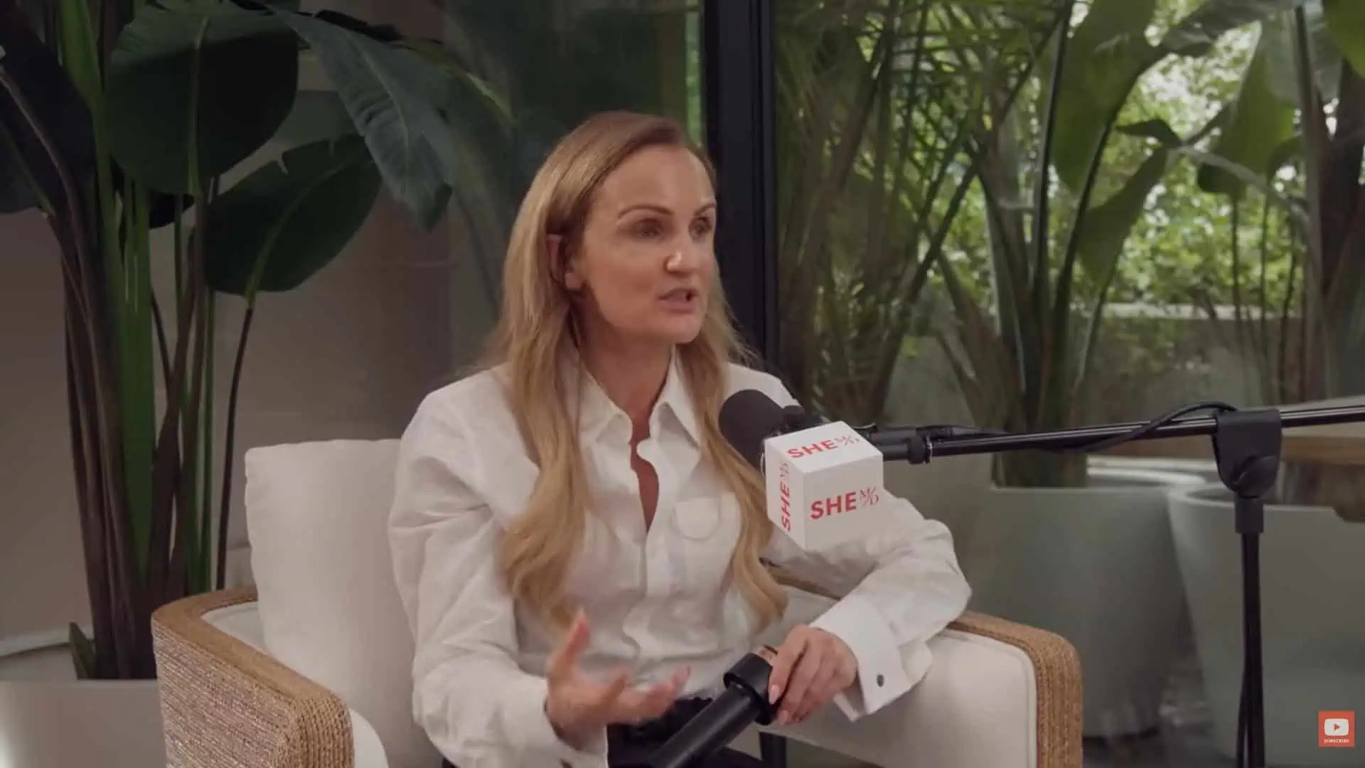 Thais Aliabadi MD speaking during an interview in a modern setting.