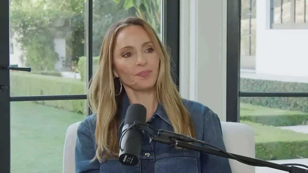 Thais Aliabadi MD speaking into microphone in a professional setting.