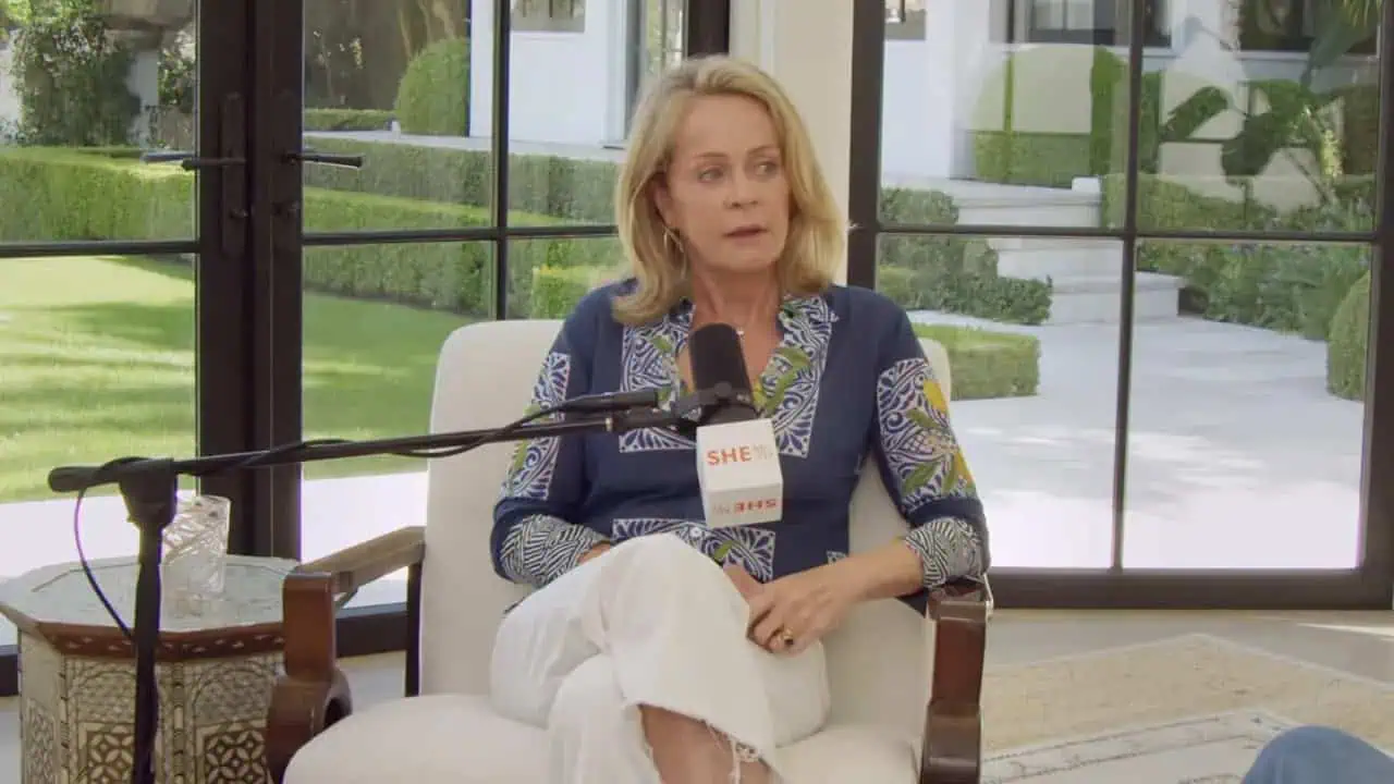 Thais Aliabadi MD speaking in an interview setting.
