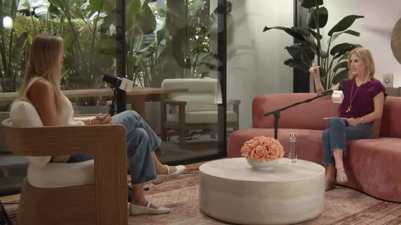 Dr. Thais Aliabadi during an interview in a modern clinic setting.