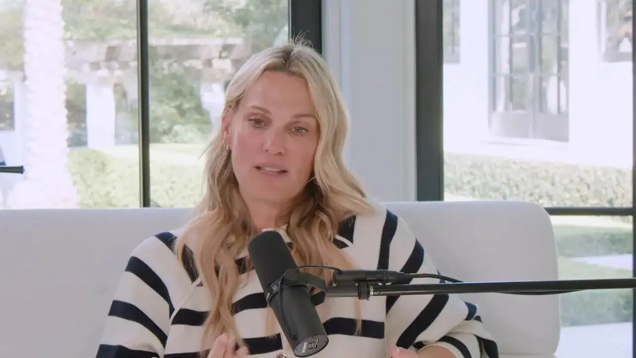 Dr. Thais Aliabadi speaking into a microphone in a modern office.